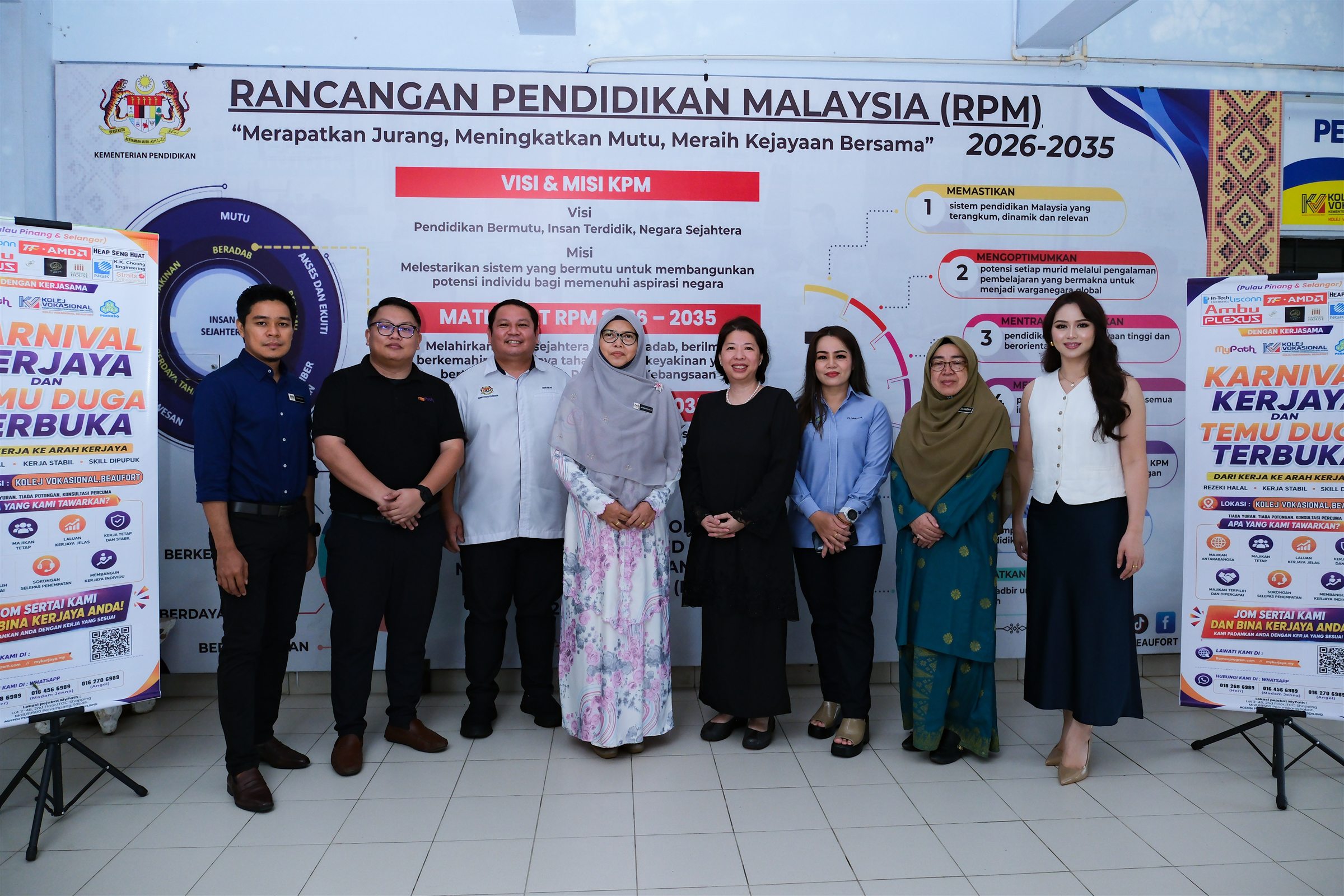 Gambar berkumpulan di hadapan latar Rancangan Pendidikan Malaysia